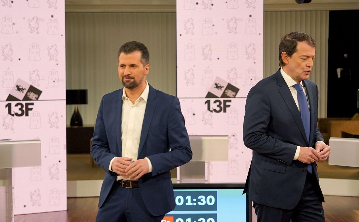 Tudanca y Mañueco caminan en direcciones opuestas en el inicio del debate. 