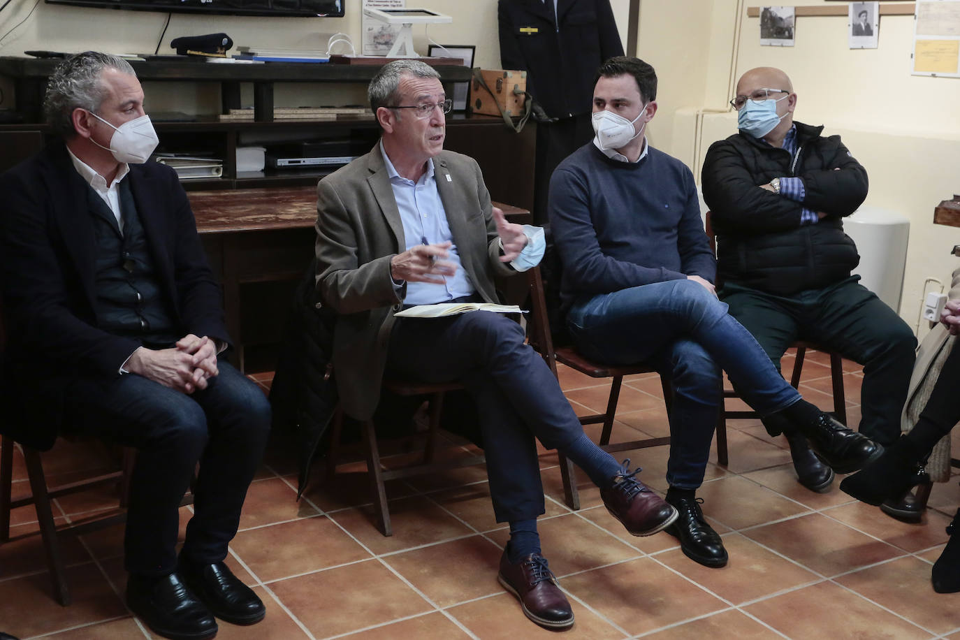 El secretario general para el Reto Demográfico Francesc Boya visita las localidades leonesas de Cistierna y Riaño. Junto a él, el secretario general del PSOE de León, Javier Alfonso Cendón; el alcalde de Cistierna, Nicanor Sen y el subdelegado del Gobierno, Faustino Sánchez.