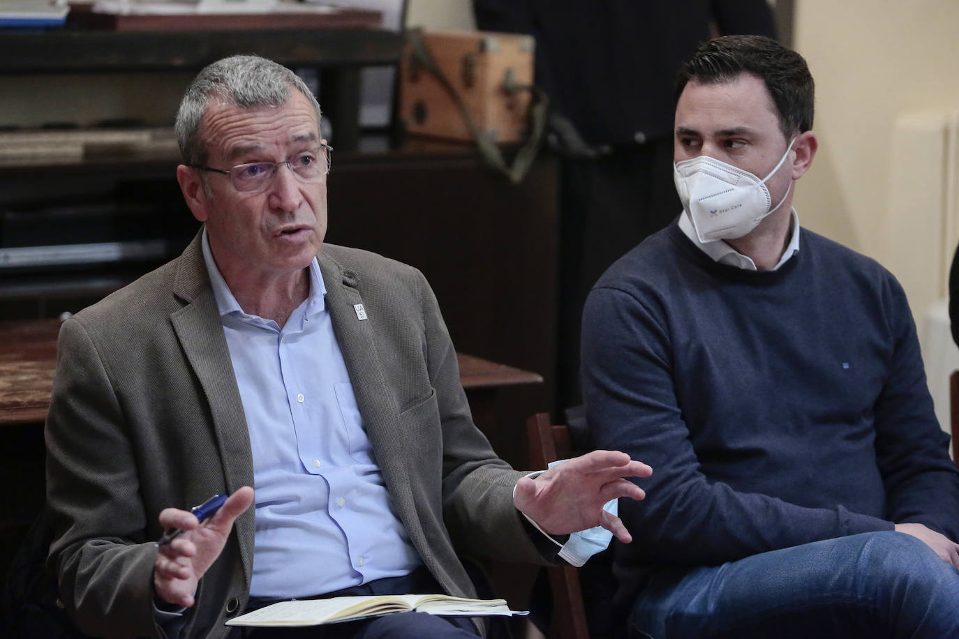 El secretario general para el Reto Demográfico Francesc Boya visita las localidades leonesas de Cistierna y Riaño. Junto a él, el secretario general del PSOE de León, Javier Alfonso Cendón; el alcalde de Cistierna, Nicanor Sen y el subdelegado del Gobierno, Faustino Sánchez.