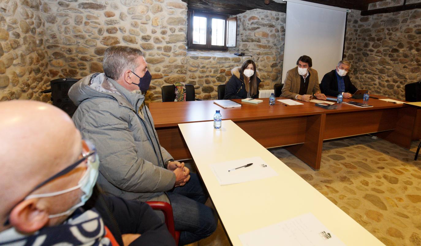 El cabeza de lista por el PP de León, Juan Carlos Suárez-Quiñones, junto a miembros de su candidatura, durante la reunión mantenida con los representantes de los Consejos Reguladores de la comarca del Bierzo en Carracedelo (León).