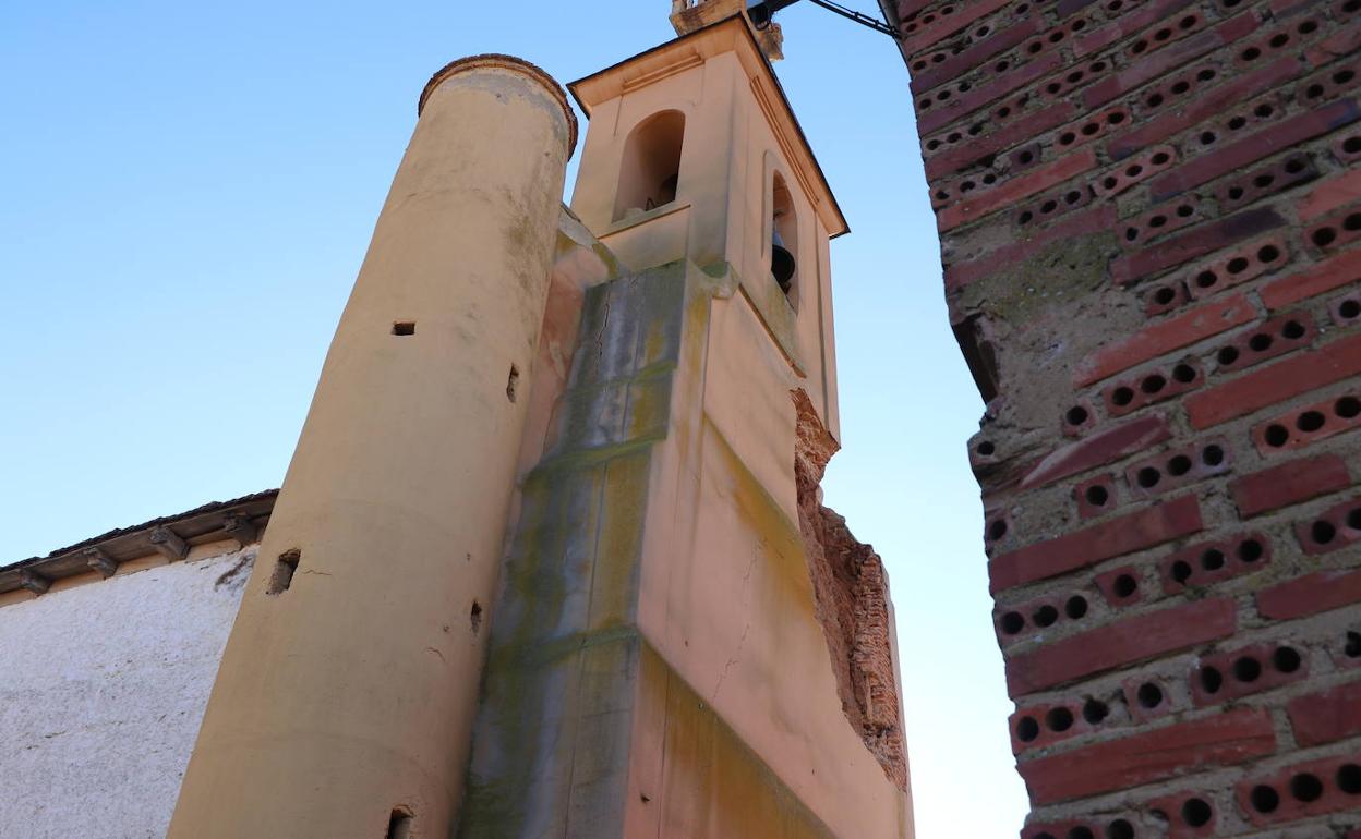 Grietas y boquete causado por los desprendimientos en la torre de la iglesia de Urdiales del Páramo, lo que obligará a su derrumbe y reconstrucción. 