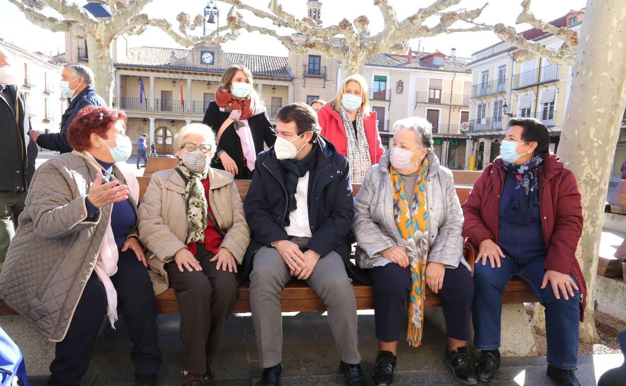 El candidato del Partido Popular a la Presidencia de la Junta, Alfonso Fernández Mañueco, visita la localidad soriana de el Burgo de Osma junto s la cabeza de lista a las Cortes por estas provincia, Rocío Lucas..