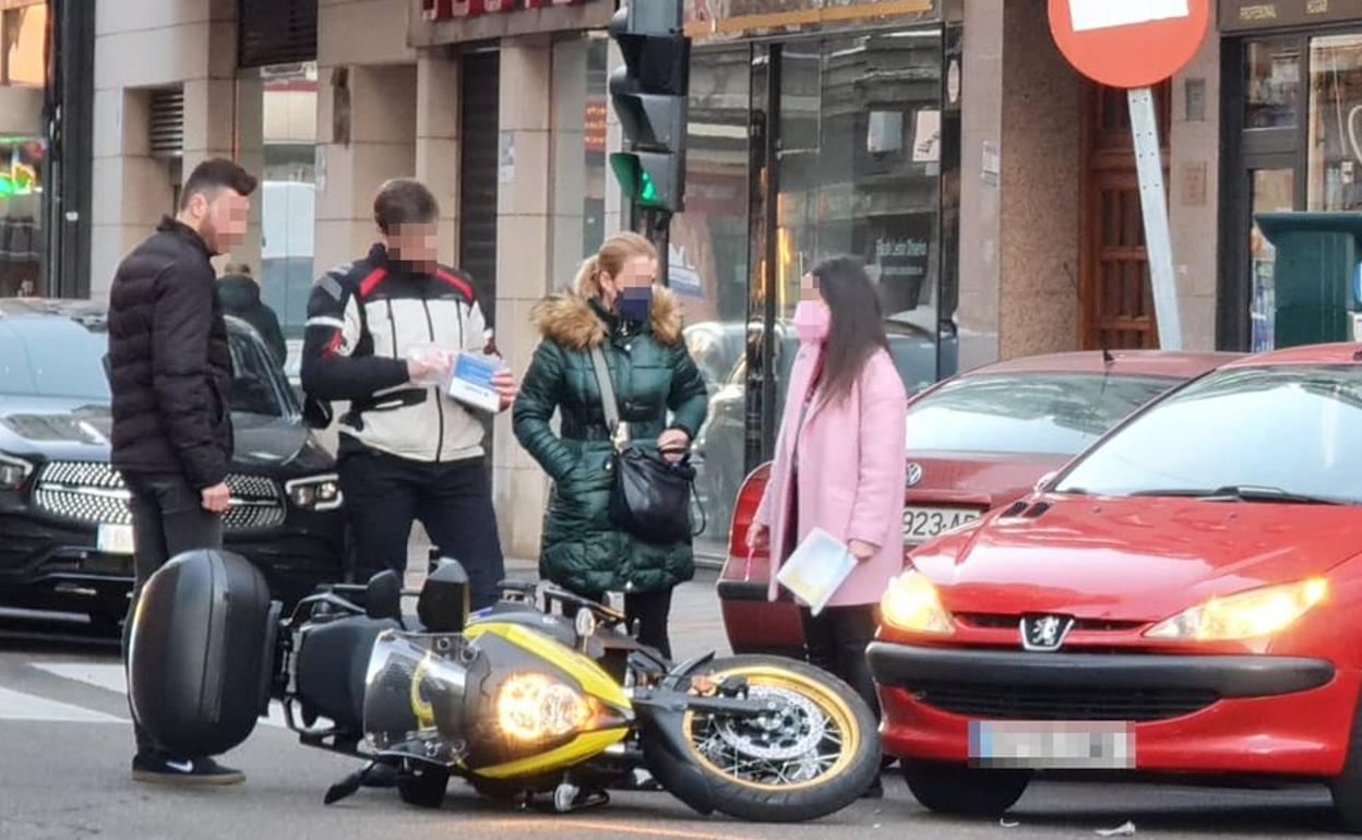 El conductor de la moto y la conductora del vehículo, en el lugar del accidente. 