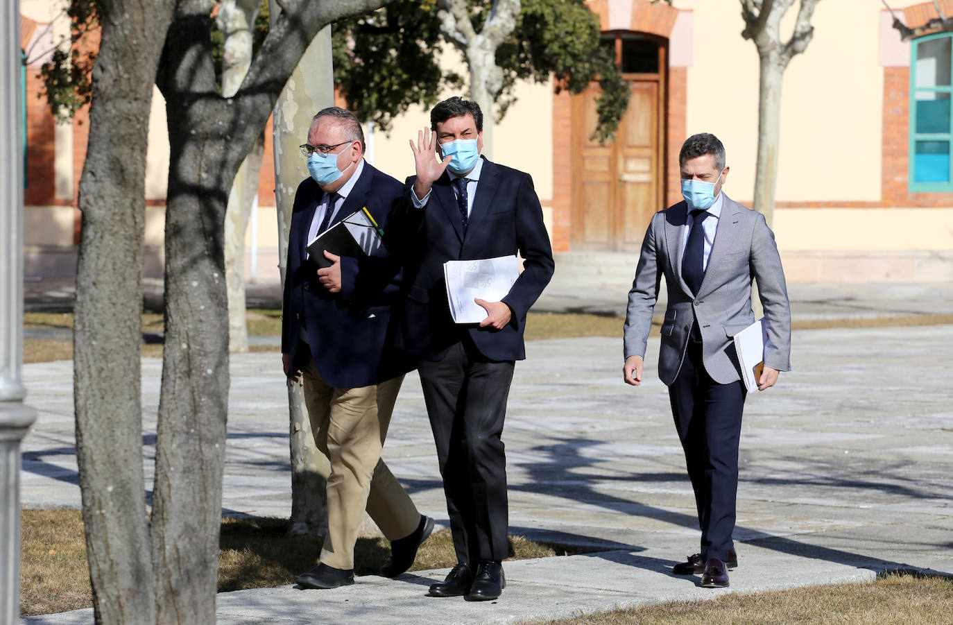 El consejero de Economía y Hacienda y portavoz, Carlos Fernández Carriedo, y el consejero de Sanidad, Alejandro Vázquez, comparecen en rueda de prensa posterior al Consejo de Gobierno. Junto a ellos, el director general de Comunicación, Julio López.