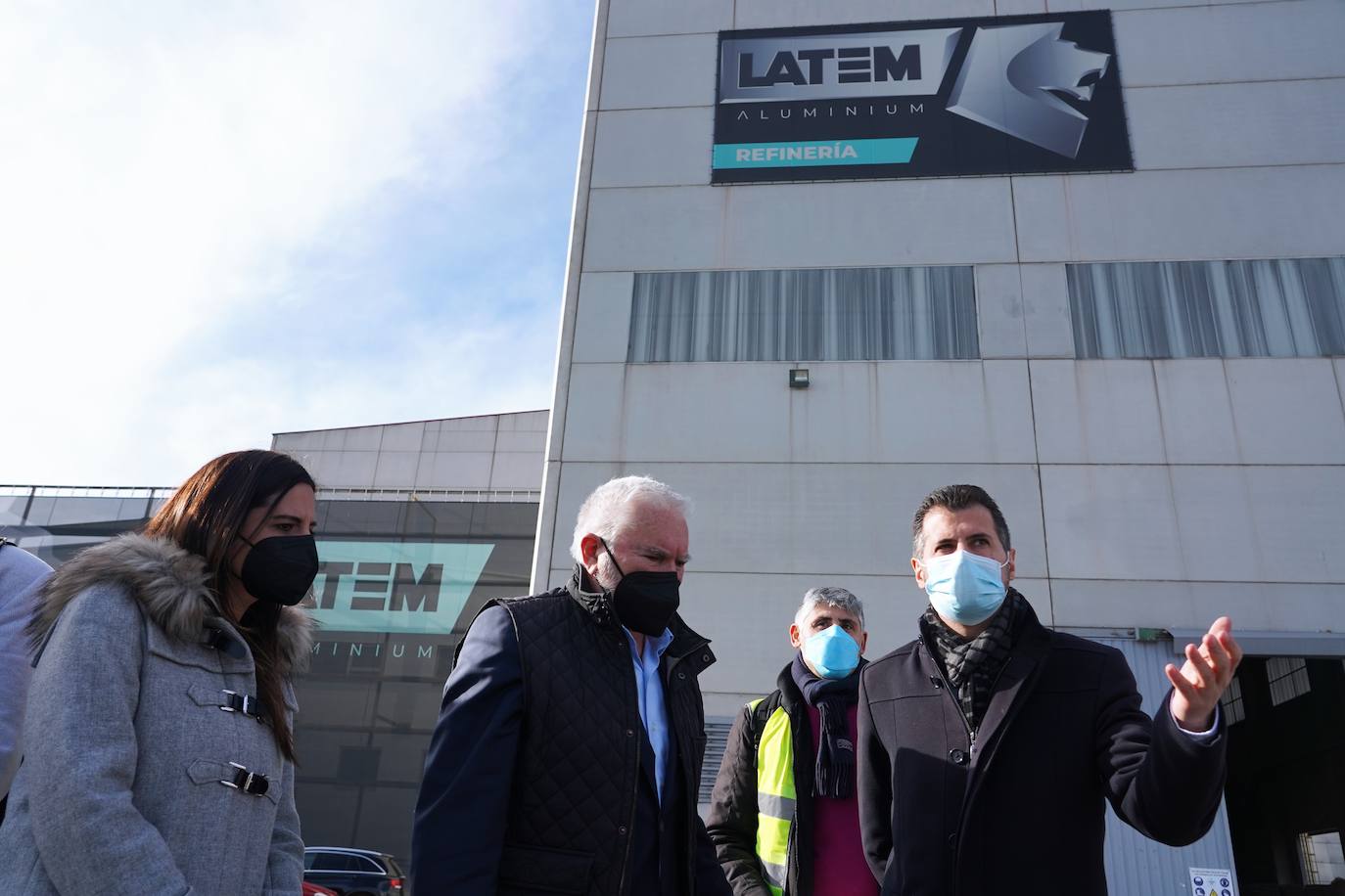 El candidato del PSOE a la Junta, Luis Tudanca, visita la empresa Latem Aluminium en Villadángos del Páramo dentro de la campaña electoral con la mirada puesta en el 13-F.
