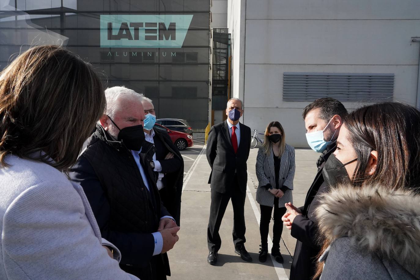 El candidato del PSOE a la Junta, Luis Tudanca, visita la empresa Latem Aluminium en Villadángos del Páramo dentro de la campaña electoral con la mirada puesta en el 13-F.