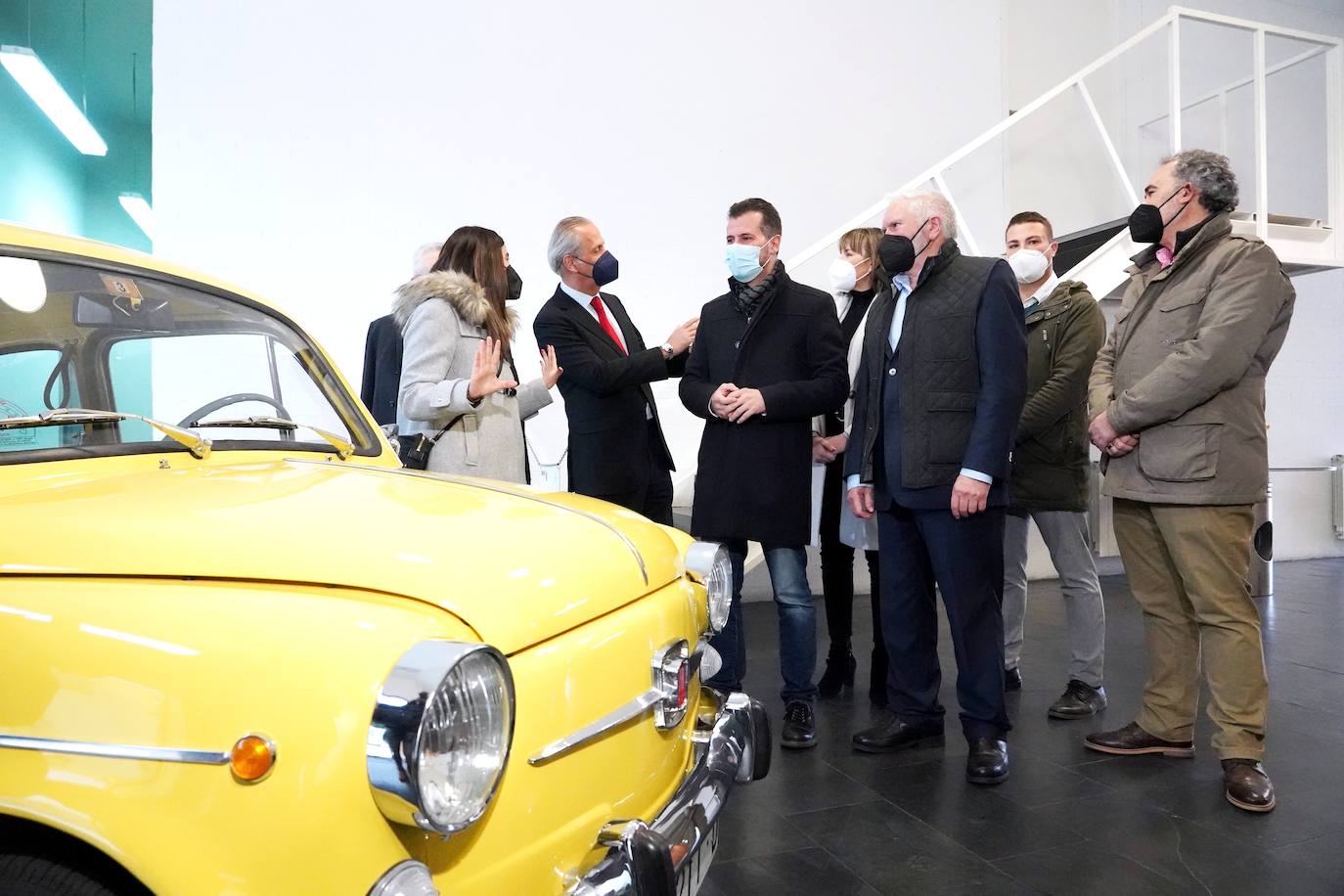 El candidato del PSOE a la Junta, Luis Tudanca, visita la empresa Latem Aluminium en Villadángos del Páramo dentro de la campaña electoral con la mirada puesta en el 13-F.