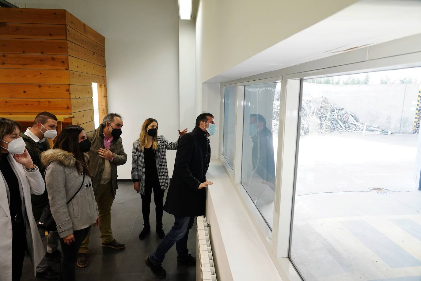 El candidato del PSOE a la Junta, Luis Tudanca, visita la empresa Latem Aluminium en Villadángos del Páramo dentro de la campaña electoral con la mirada puesta en el 13-F.