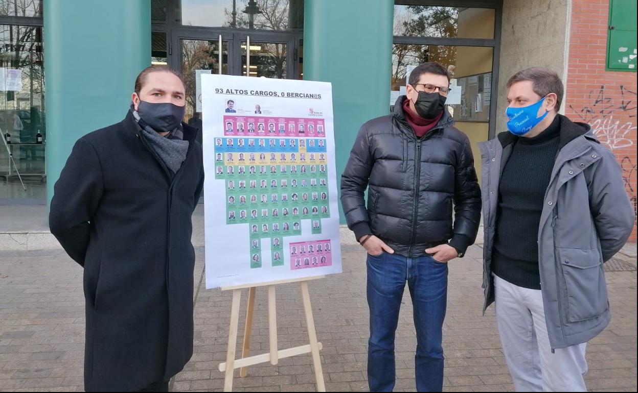 El candidato de CB-BEX (I), junto al secretario general de CB (D) y el número 2 de la candidatura y alcalde de Torre del Bierzo, en la comparecencia ante la sede de la Junta en Ponferrada.