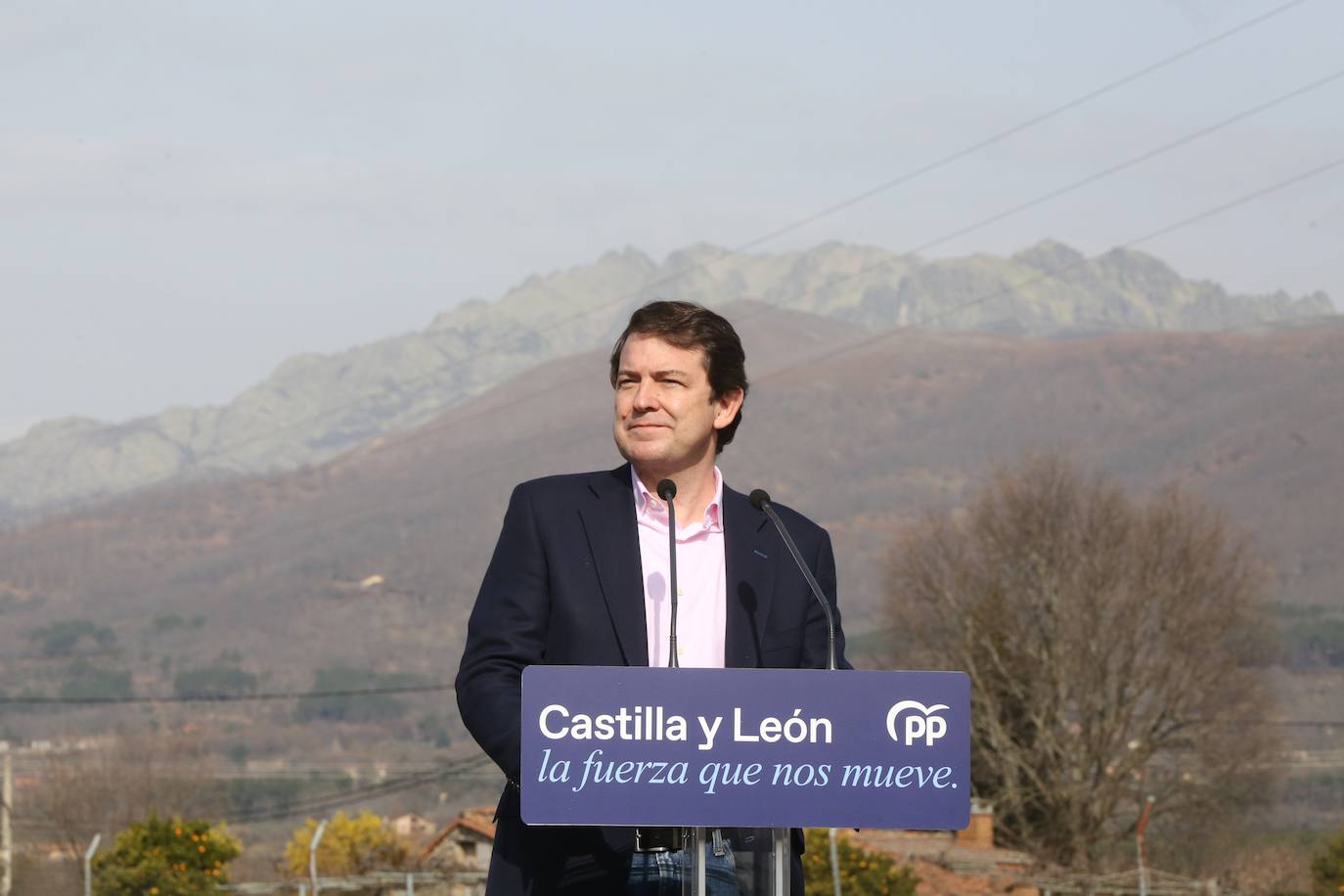 El candidato del Partido Popular a la Presidencia de la Junta, Alfonso Fernández Mañueco, visita la provincia de Ávila, donde mantiene un encuentro con simpatizantes y vecinos en la plaza del Castillo de la localidad abulense de Candeleda.