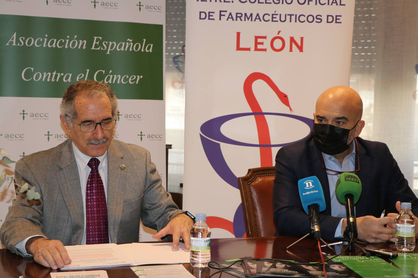 El Colegio Oficial de Farmacéuticos y la Asociación Española contra el Cáncer en León firman un convenio para que los 323 puntos farmacéuticos de la provincia informen y conciencien sobre los 12 factores del código europeo contra el cáncer.