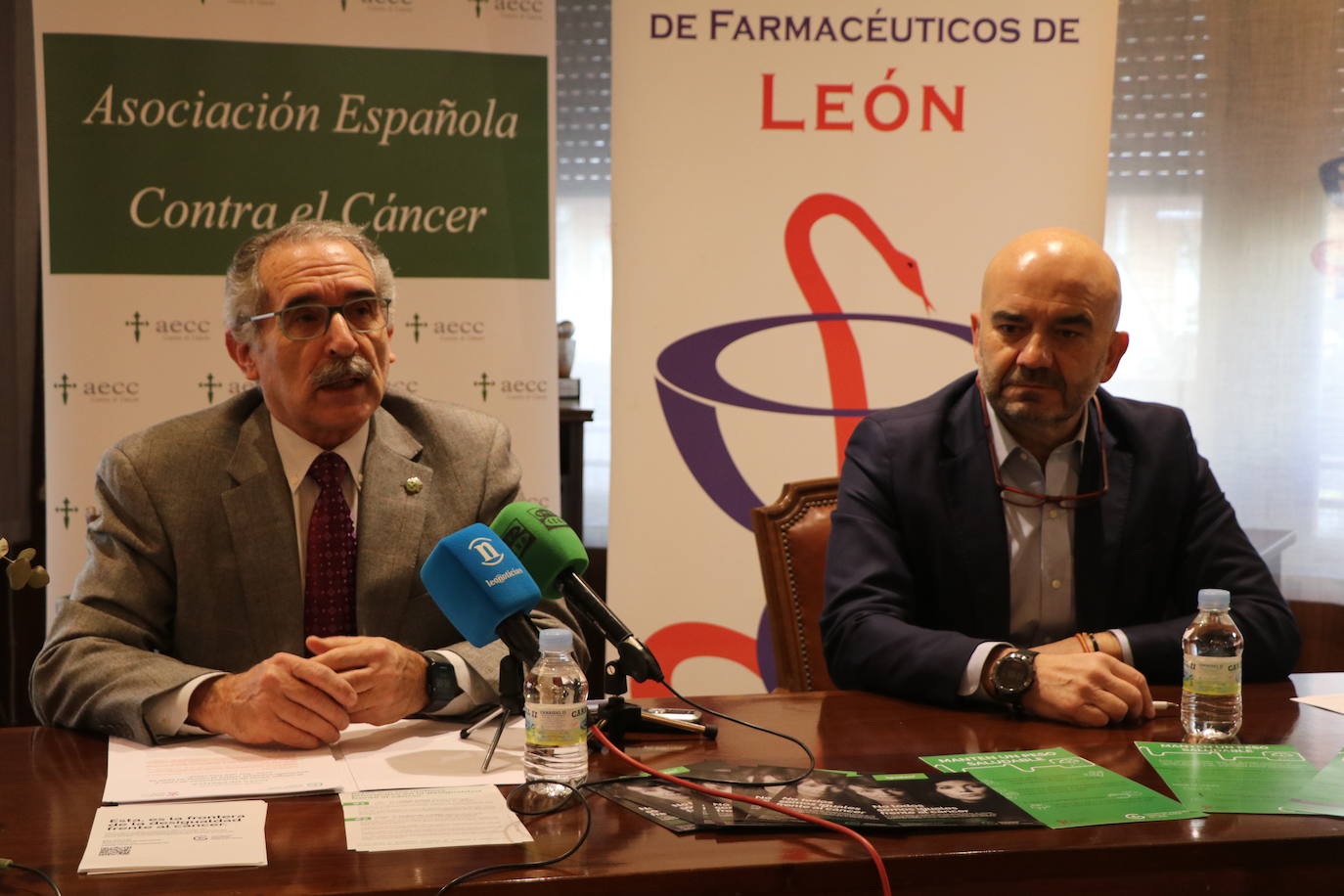 El Colegio Oficial de Farmacéuticos y la Asociación Española contra el Cáncer en León firman un convenio para que los 323 puntos farmacéuticos de la provincia informen y conciencien sobre los 12 factores del código europeo contra el cáncer.