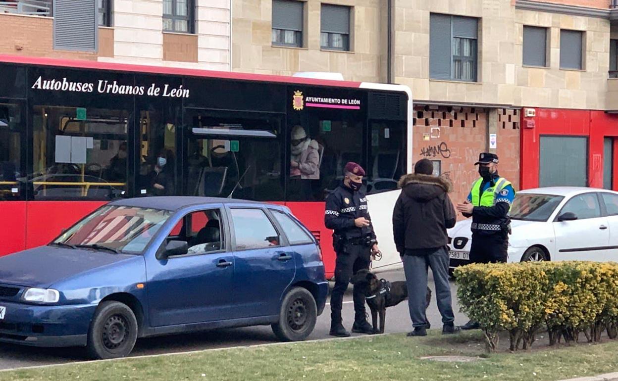 Imagen del control de la policía en la zona de avenida de la Universidad. 