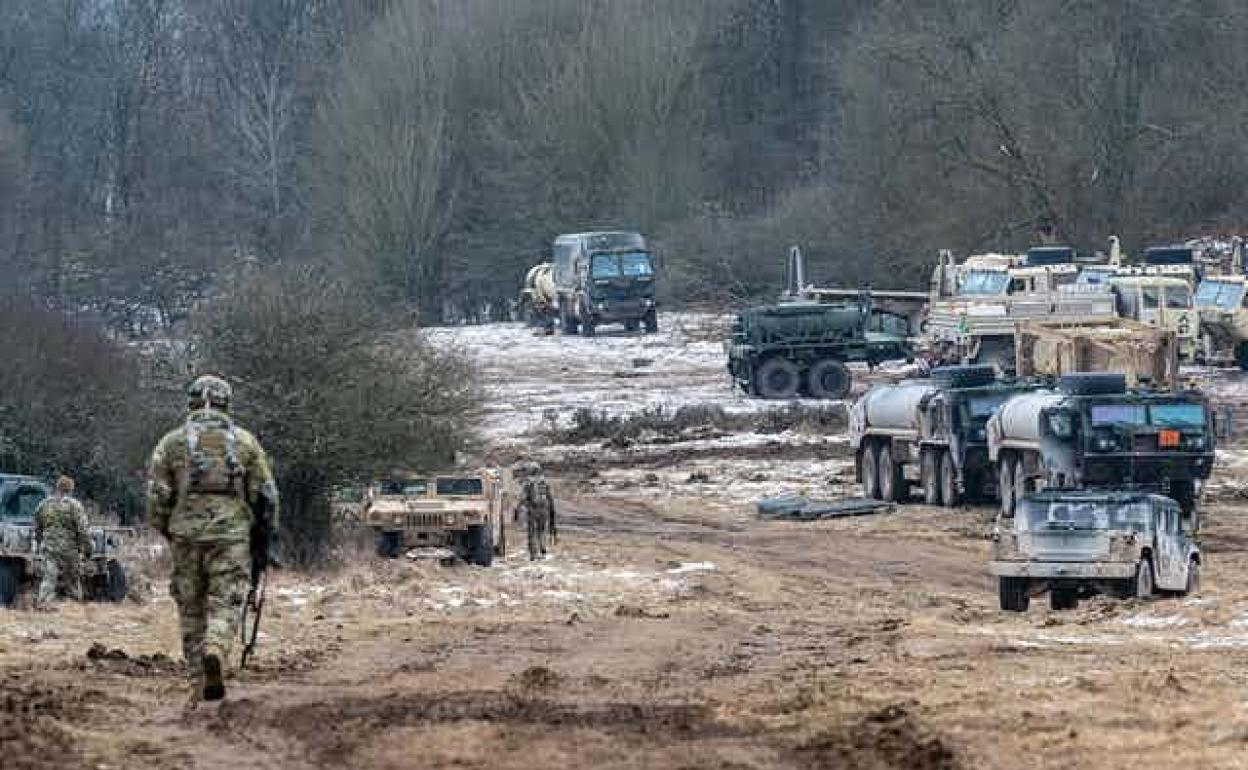 El ejército estadounidense realizando un ejercicio de entrenamiento militar para emergencias en Alemania el 27 de enero de 2022.