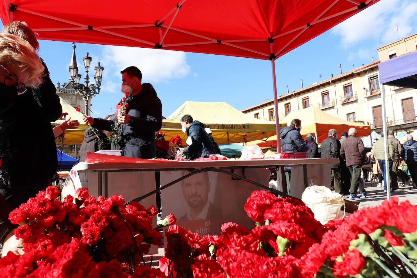 Fotos: El PSOE hace campaña en la Plaza Mayor de León