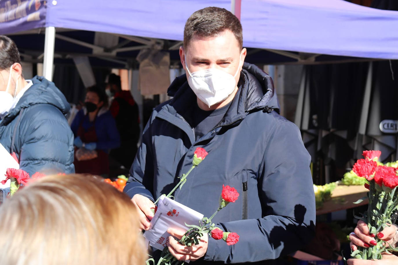 Fotos: El PSOE hace campaña en la Plaza Mayor de León