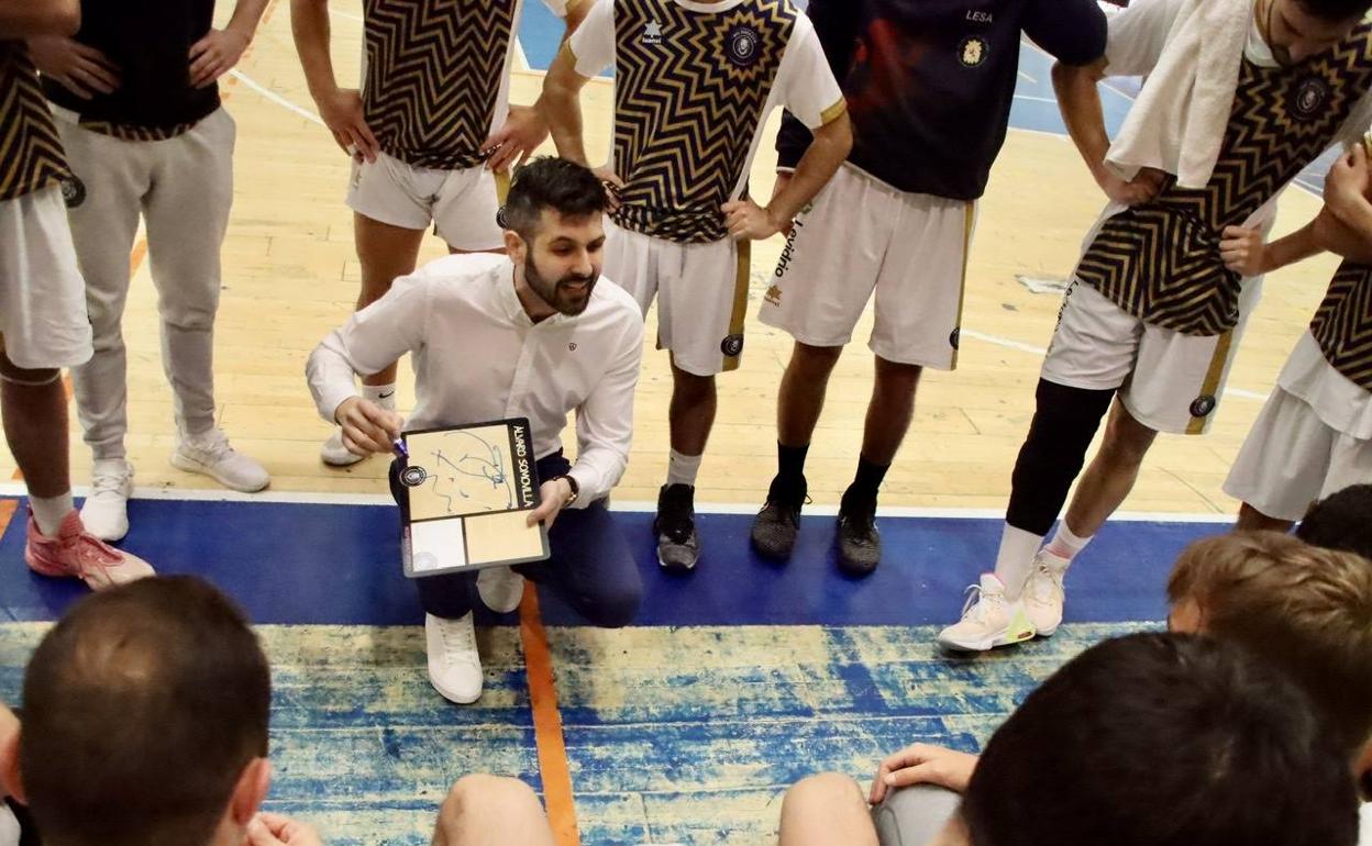 Álvaro Somovilla, técnico de Reino de León, da instrucciones a sus jugadores.