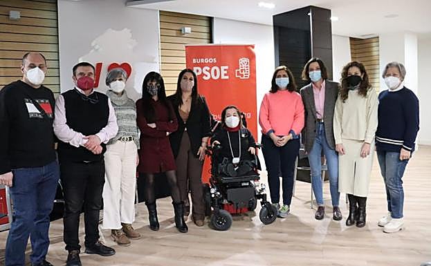 Imagen principal - Andrea Fernández: «Solo hay un candidato que defiende los derechos de las mujeres y no va negociar con la ultraderecha, y es Luis Tudanca»