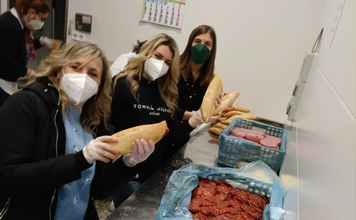 Cientos de alumnos y profesores participaron en esta campaña solidaria.