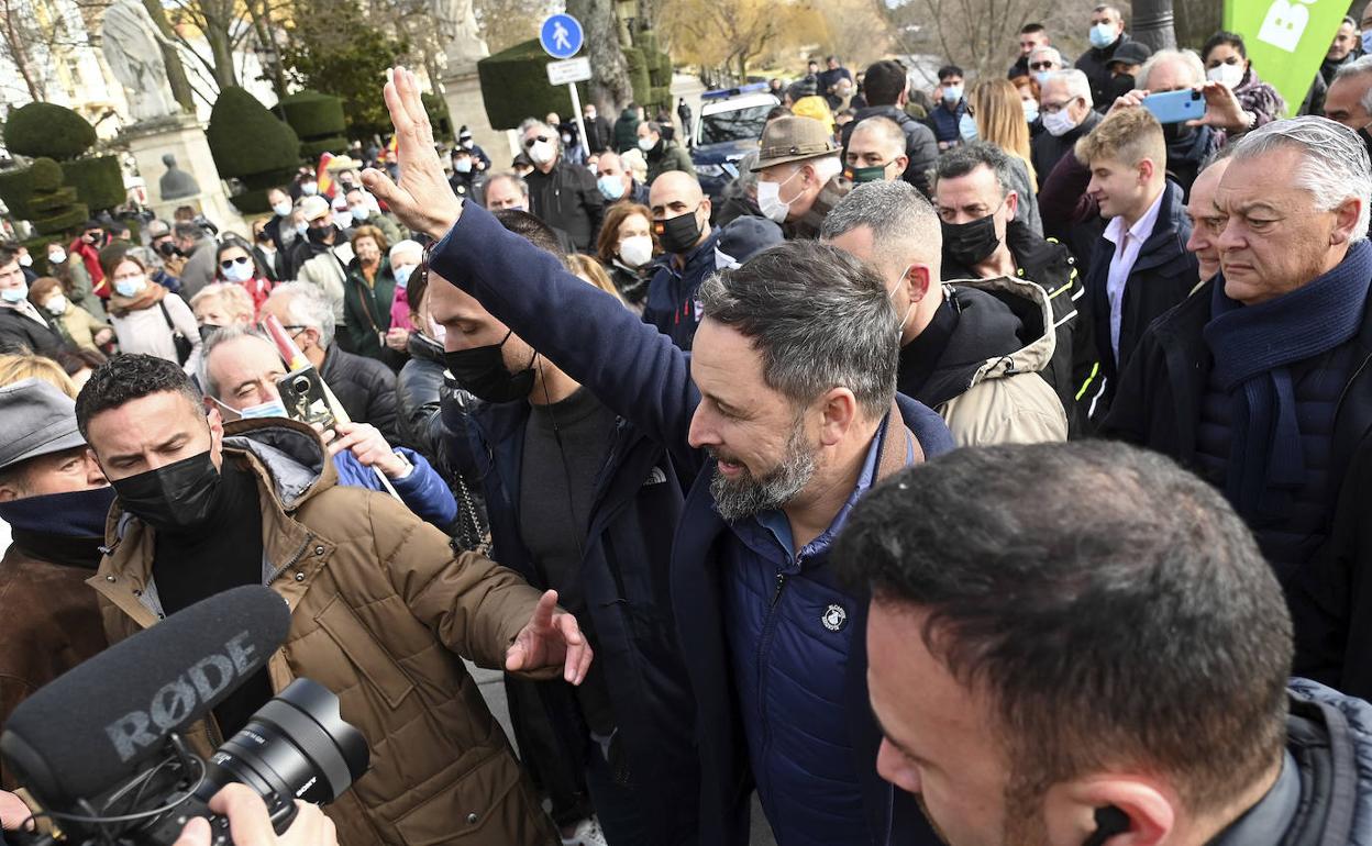 El presidente de Vox, Santiago Abascal y el candidato a la presidencia a las Cortes de Castilla y León, Juan García-Gallardo y el exfuncionario de prisiones José Antonio Lara visitan Burgos y ofrecen un mitin en el Arco de Santamaría. 