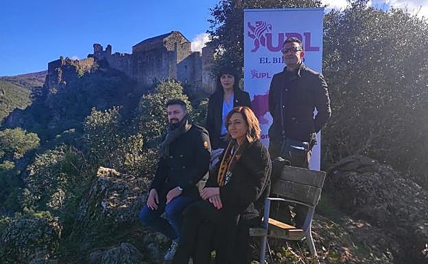 Representantes de la UPL en su visita al Castillo de Cornatel.
