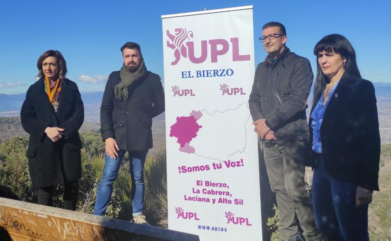 Representantes de la UPL en su visita al Castillo de Cornatel.