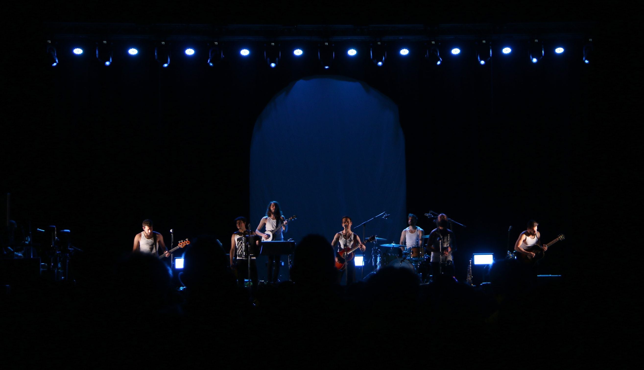 La Maravillosa Orquesta del Alcohol ofreció un concierto para cerca de 2.000 personas en el Palacio de Exposiones de la capital leonesa.