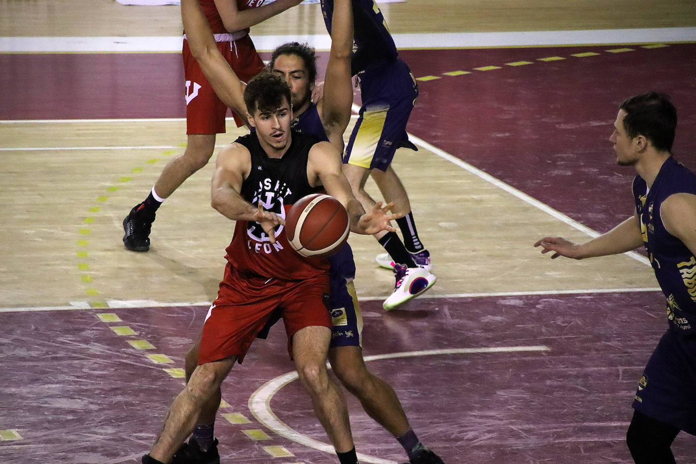 El conjunto leonés supera a Corinto Gijón Basket tras el varapalo del derbi local