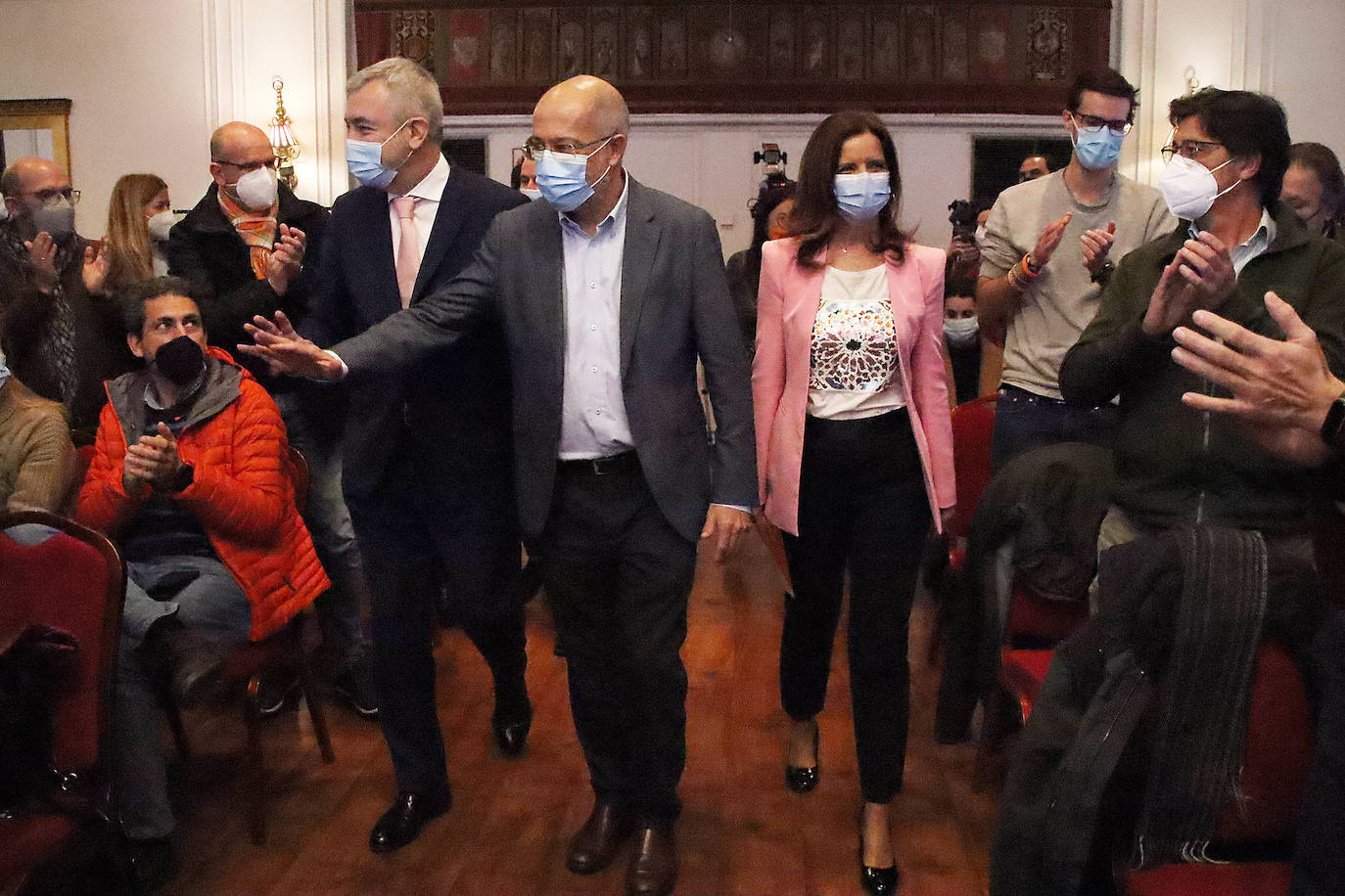 El candidato de Ciudadanos a la Junta de Castilla y León, Francisco Igea, junto al eurodiputado de Ciudadanos Luis Garicano y la candidata de la formación naranja por León a las Cortes, Ana Carlota Amigo.