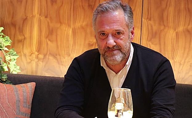 Carlos Pollán, durante la entrevista con leonoticias en el Lumiere. 