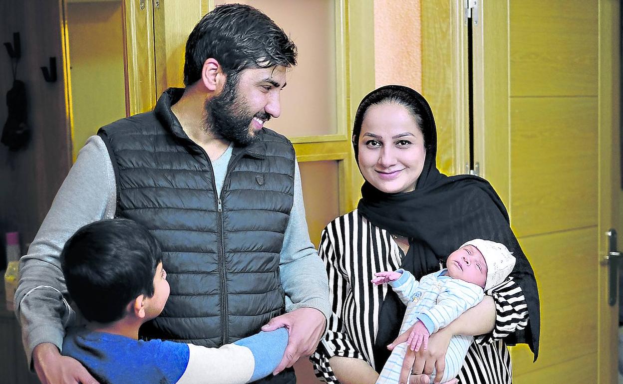 Sabiallha Yusufi y Sohaila Omaryar, con sus hijos Amir y el recién nacido Adyan, en su casa de acogida en Ciudad Real.