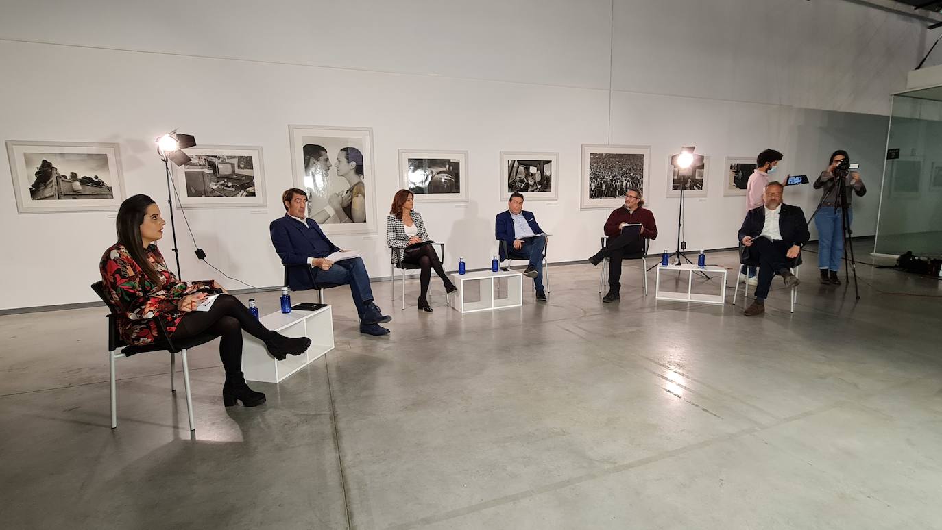 Los candidatos a las Cortes de Castilla y León por la provincia leonesa posan antes del inicio del debate de leonoticias. 