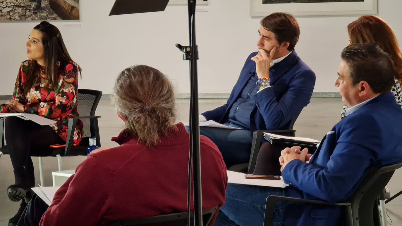 Los candidatos a las Cortes de Castilla y León por la provincia leonesa posan antes del inicio del debate de leonoticias. 