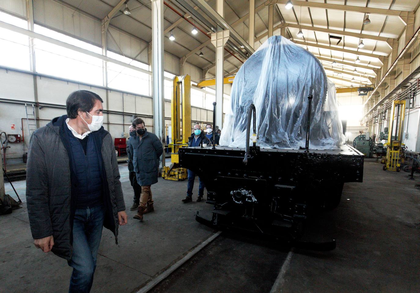 El cabeza de lista del PP por León, Juan Carlos Suárez-Quiñones (C), junto a los miembros de su candidatura, durante la visita a los talleres ferroviarios de Ponfeblino en Villablino.