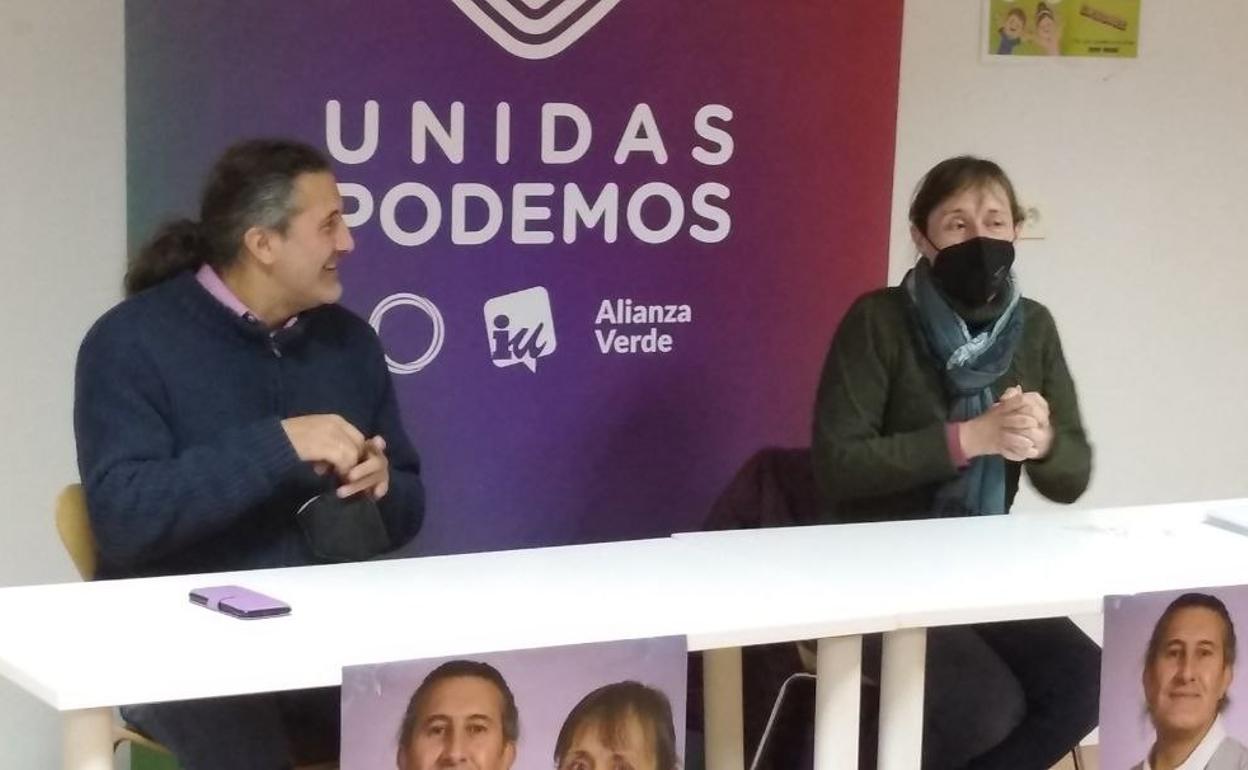 Los candidatos por León de Unidas Podemos, Sixto Martínez y Pilar González, este domingo de Toral de los Vados.