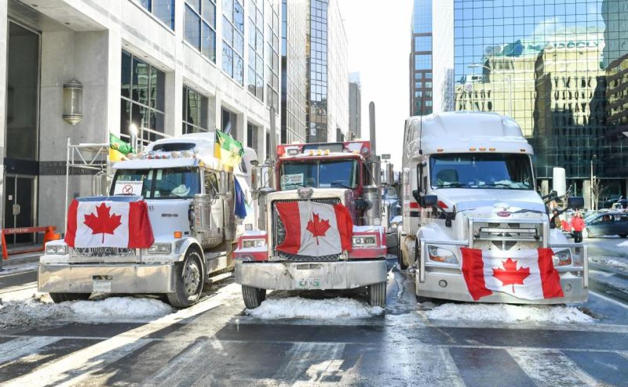 Tres camiones paralizan el tráfico en una céntrica calle de Ottawa para exigir el fin de las medidas sanitarias contra el coronavirus.