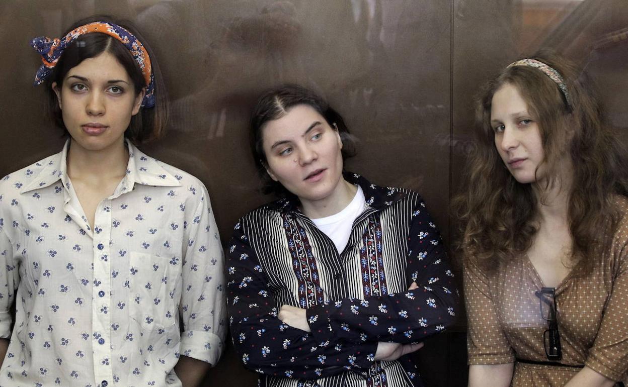 María Aliójina (derecha), junto a sus compañeras de Pussy Riot por protestar contra el régimen de Putin.