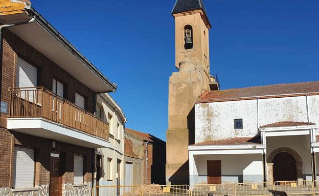 Galería. Grietas y boquete causado por los desprendimientos en la torre de la iglesia de Urdiales del Páramo han obligado a acordonar la zona.