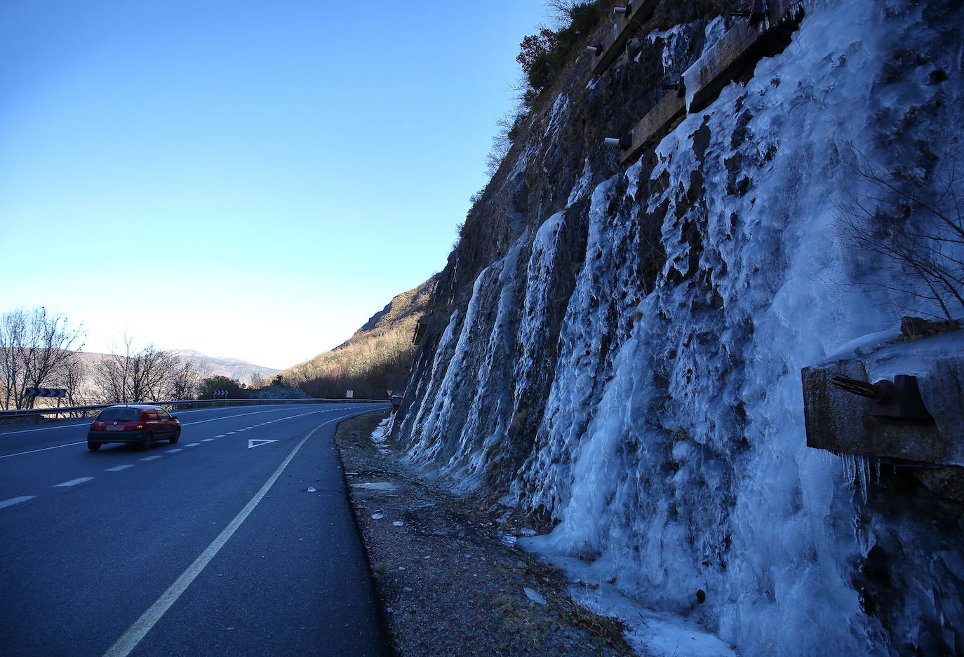 ascadas de hielo junto a la carretera CL-631 entre Ponferrada y Villablino (León), debido a las bajas temperaturas.