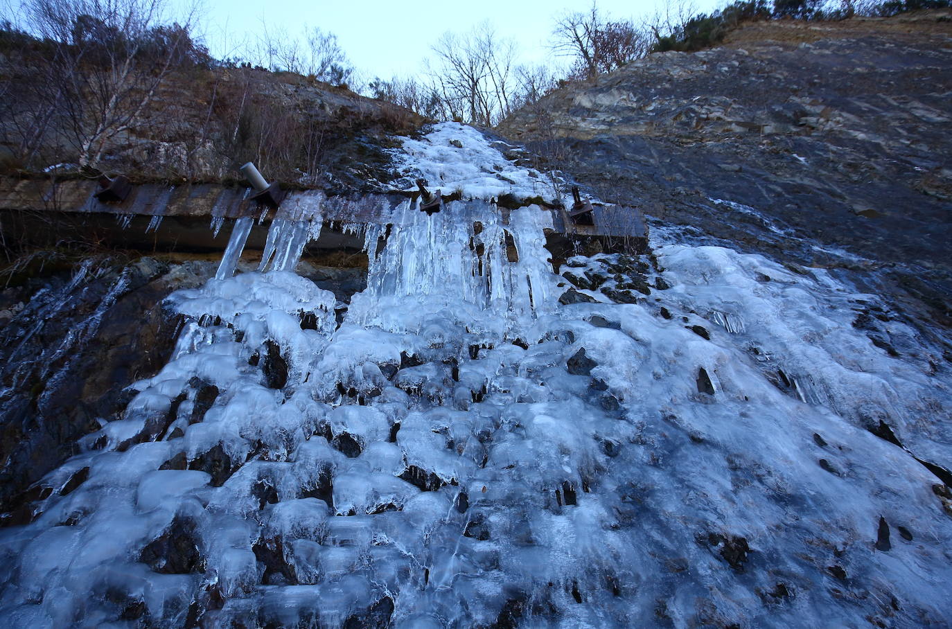 ascadas de hielo junto a la carretera CL-631 entre Ponferrada y Villablino (León), debido a las bajas temperaturas.