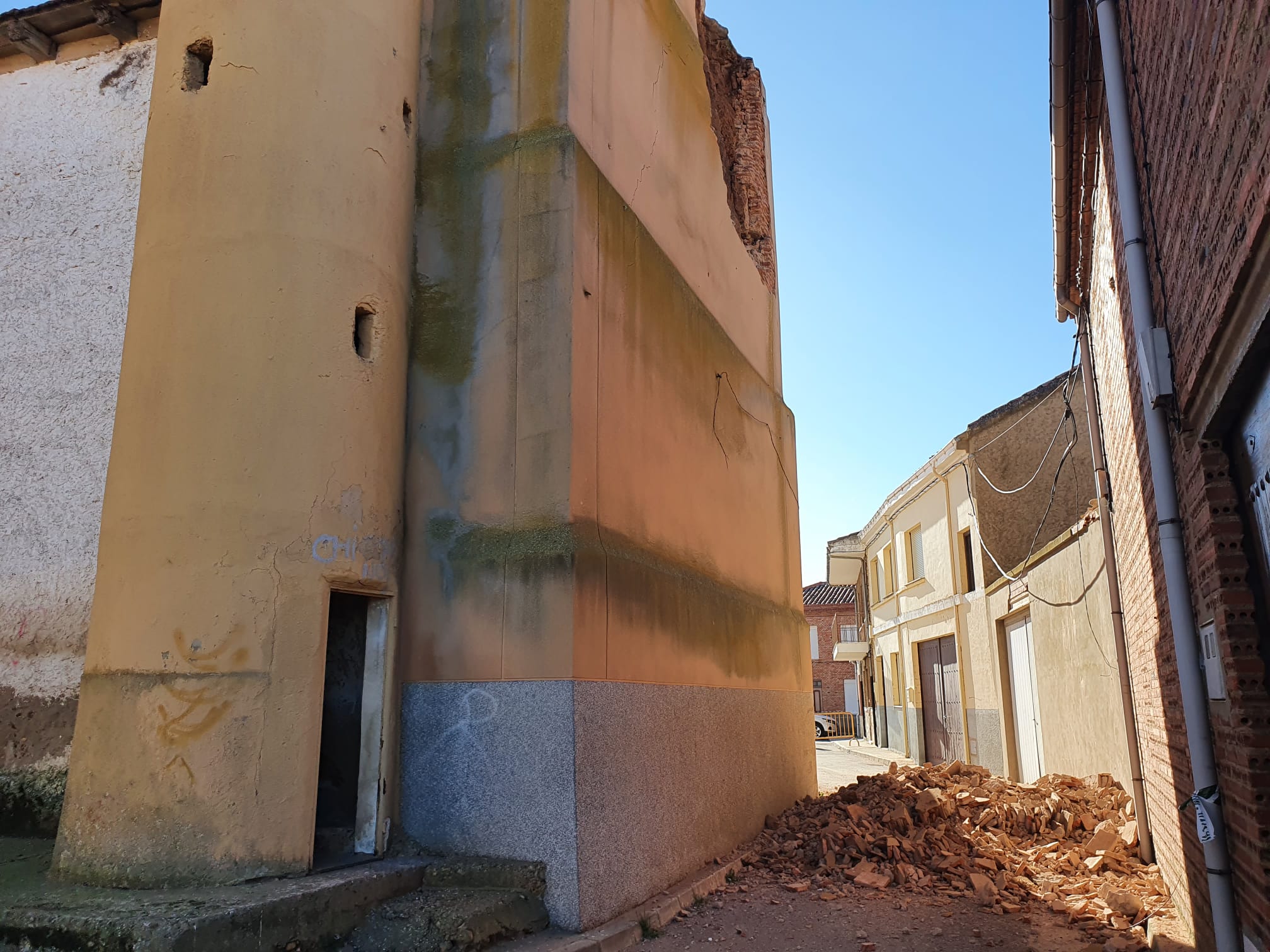 Estado actual de la torre de la Iglesia de Úrdiales de Páramo.