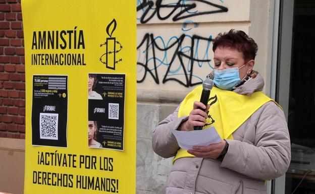 Imagen de archivo de una manifestación por los derechos humanos convocada por Amnistía Internacional y celebrada en la ciudad de León.