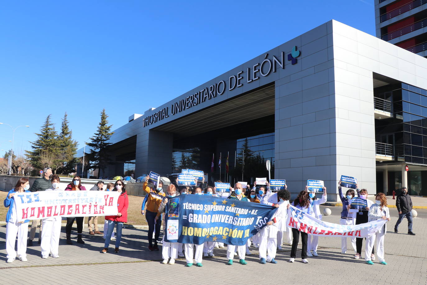 Denuncian frente al Hospital de León que España es el único país del mundo que no tiene una titulación unviersitaria para técnicos superiores en imagen para el diagnóstico, y radioterapia y dosimetría | El próximo 5 de marzo se manifestarán frente al ministerio de Sanidad.