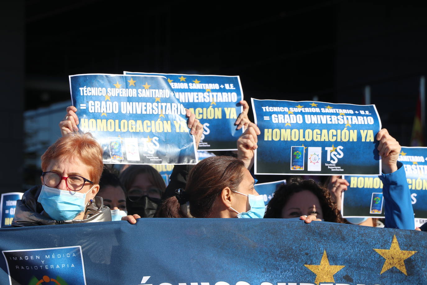 Denuncian frente al Hospital de León que España es el único país del mundo que no tiene una titulación unviersitaria para técnicos superiores en imagen para el diagnóstico, y radioterapia y dosimetría | El próximo 5 de marzo se manifestarán frente al ministerio de Sanidad.