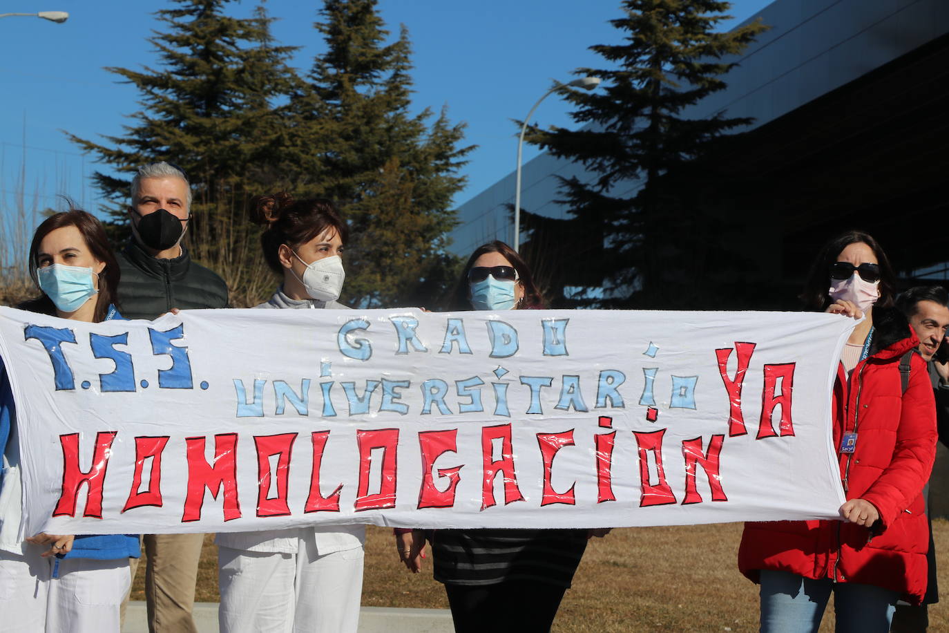 Denuncian frente al Hospital de León que España es el único país del mundo que no tiene una titulación unviersitaria para técnicos superiores en imagen para el diagnóstico, y radioterapia y dosimetría | El próximo 5 de marzo se manifestarán frente al ministerio de Sanidad.
