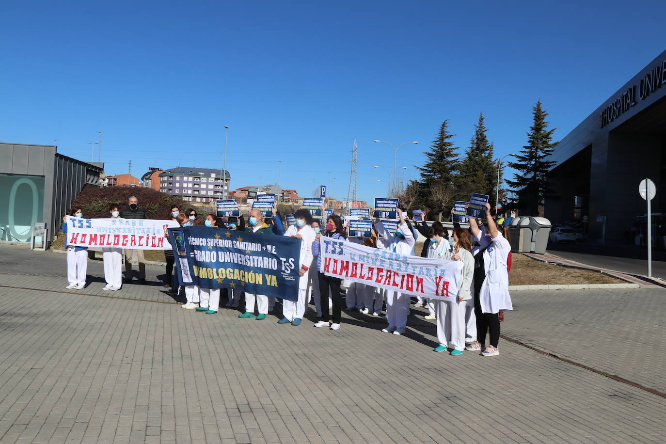 Denuncian frente al Hospital de León que España es el único país del mundo que no tiene una titulación unviersitaria para técnicos superiores en imagen para el diagnóstico, y radioterapia y dosimetría | El próximo 5 de marzo se manifestarán frente al ministerio de Sanidad.