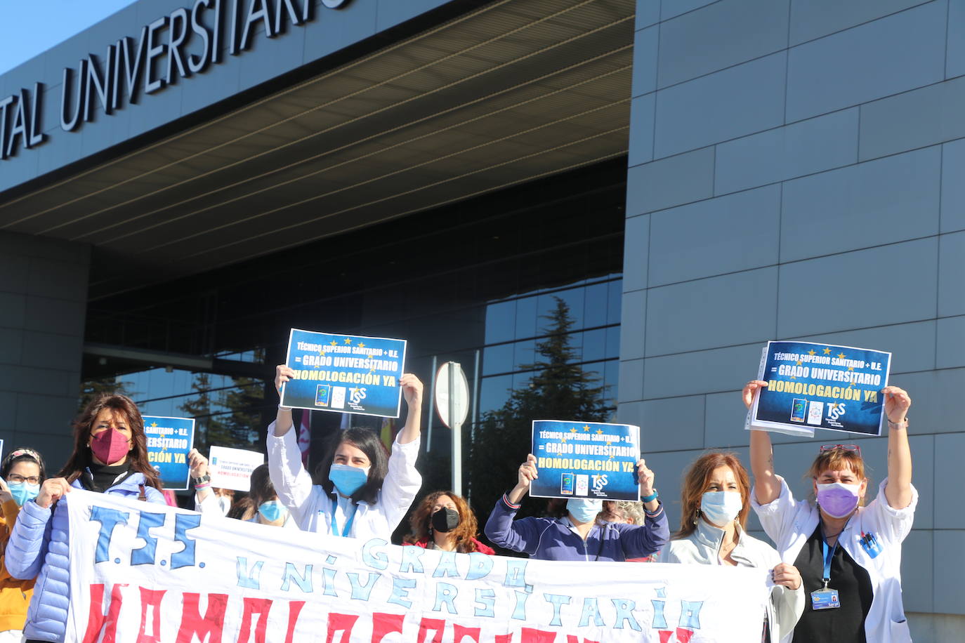Denuncian frente al Hospital de León que España es el único país del mundo que no tiene una titulación unviersitaria para técnicos superiores en imagen para el diagnóstico, y radioterapia y dosimetría | El próximo 5 de marzo se manifestarán frente al ministerio de Sanidad.