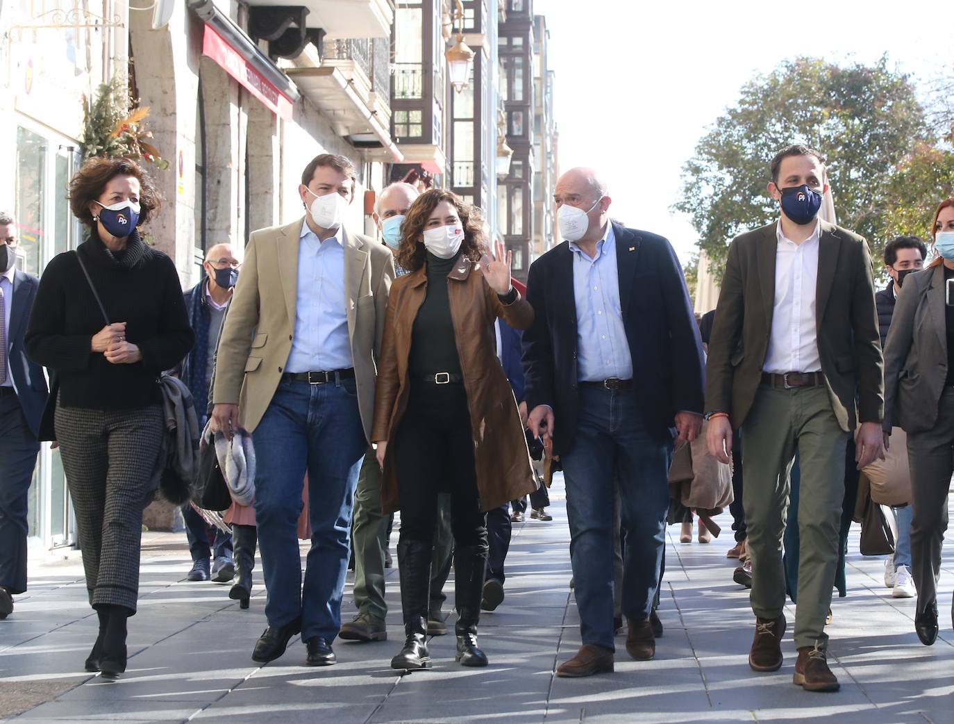 El candidato del PP de Castilla y León a las elecciones autonómicas del 13 de febrero, Alfonso Fernández Mañueco, participa en un acto público en Valladolid junto a la presidenta de la Comunidad de Madrid, Isabel Díaz Ayuso.
