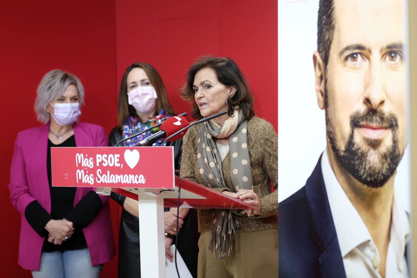 La presidenta de la Comisión de Igualdad del Congreso de los Diputados y ex vecipresidenta primera del Gobierno de España, Carmen Calvo, mantiene un encuentro con mujeres representativas de la sociedad salmantina.