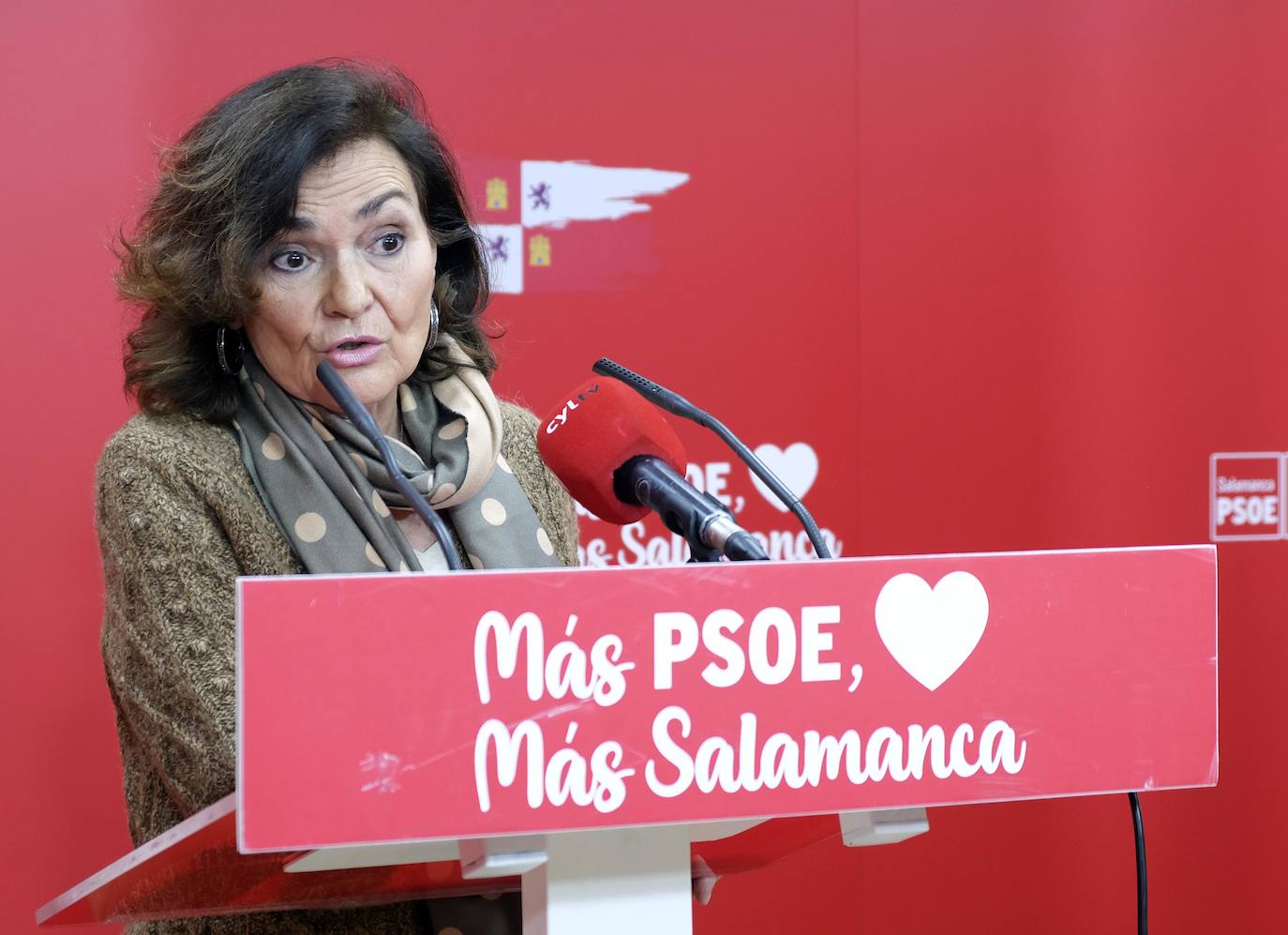 La presidenta de la Comisión de Igualdad del Congreso de los Diputados y ex vecipresidenta primera del Gobierno de España, Carmen Calvo, mantiene un encuentro con mujeres representativas de la sociedad salmantina.